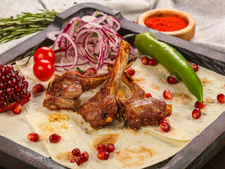 Grilled lamb chops with onion