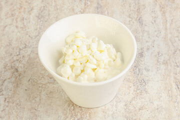 Grained cottage cheese in the bowl
