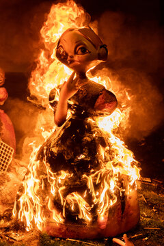 Mu&ntilde;eco fallera ardiendo