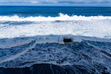 Fototapeta premium Fuerte oleaje entre rocas volcánicas