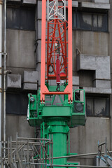 Fototapeta na wymiar 建設現場のカラフルなクレーン。東京港区赤坂5丁目の風景