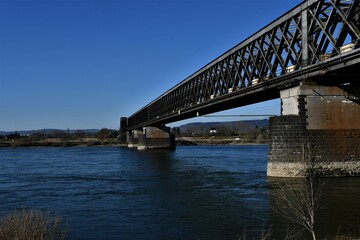 Fototapeta na wymiar Alte Eisenbahnbrücke in Urmitz am Rhein