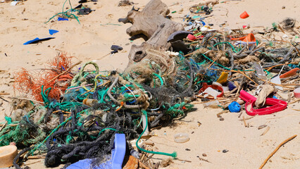 Garbage on the beach, ecological disaster/Déchets sur la plage, catastrophe écologique