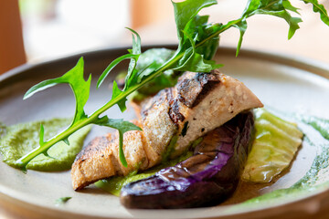 メインディッシュの魚料理　レストラン