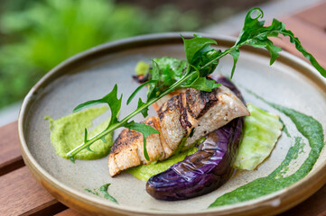 メインディッシュの魚料理　レストラン