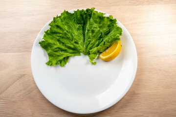 白い皿にレタスとレモン　合成用素材