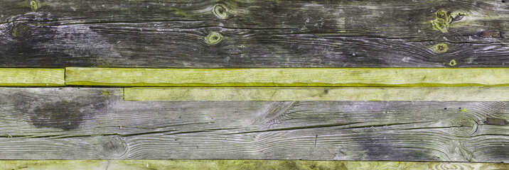 Naturalne tło niejednolitych starych grubych drewnianych desek z teksturą korozji drewna.. Kolory...