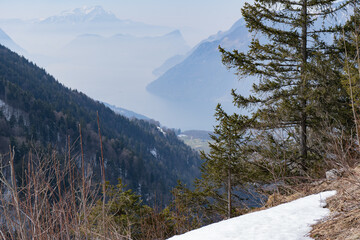 The Stoos ridge hike from Klingenstock to Fronalpstock offers spectacular views of more than ten Swiss lakes and countless Alpine peaks in Central Switzerland. Alongside the fascinating panorama, 