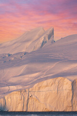Fototapeta na wymiar formas y texturas de icebergs extremos en el circulo polar artico