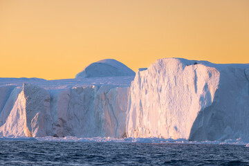 Fototapeta na wymiar formas y texturas de icebergs extremos en el circulo polar artico