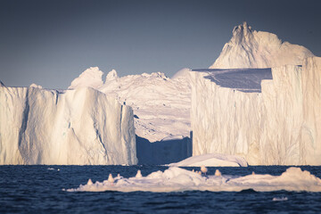 texturas y formas de icebergs en el circulo polar artico