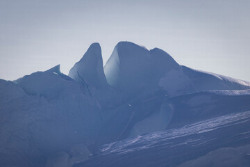 texturas y formas de icebergs en el circulo polar artico