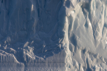 texturas y formas de grandes icebergs en el circulo polar artico.