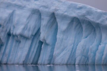 texturas y formas de grandes icebergs en el circulo polar artico.