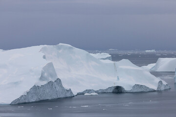texturas y formas de grandes icebergs en el circulo polar artico.