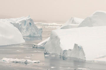 texturas y formas de grandes icebergs en el circulo polar artico.