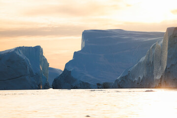 Grandes icebergs flotando sobre el mar en el circulo polar artico.