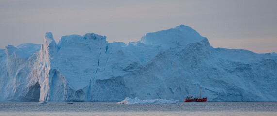 Grandes icebergs flotando sobre el mar en el circulo polar artico.