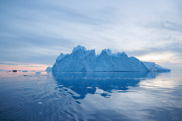Obraz na płótnie Canvas Grandes icebergs flotando sobre el mar en el circulo polar artico.