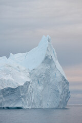 Grandes icebergs flotando sobre el mar en el circulo polar artico.