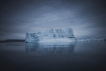 Grandes icebergs flotando sobre el mar en el circulo polar artico.
