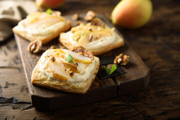 Pies with pear, figs and cream