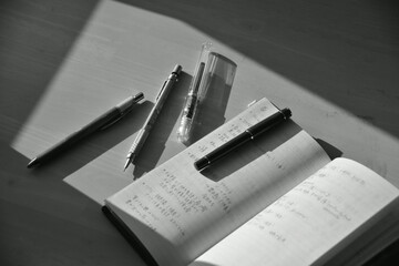 万年筆、手帳、ペン、インク瓶と光と影、モノクロ - obrazy, fototapety, plakaty