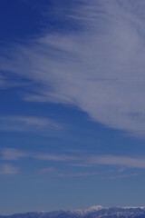 スカイブルーの空と山