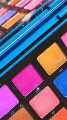 Paleta de colores con brillo de maquillaje