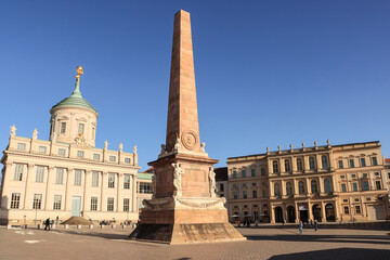 Potsdamer Treffpunkt; Obelisk auf dem Alten Markt mit Altem Rathaus (Potsdam Museum) und  Barberini...
