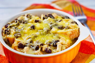 四旬節 （クアレスマ）に食べるメキシコの伝統的なデザート　カピロターダ　コピースペースあり　Capirotada (Mexican Bread Pudding), a traditional Mexican dessert eaten during Cuaresma, with copy space