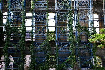 Old building shat falls apart in Cuba