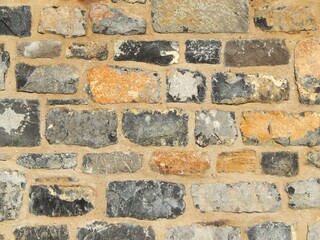 Détail d'un mur en pierres taillées et cimentées