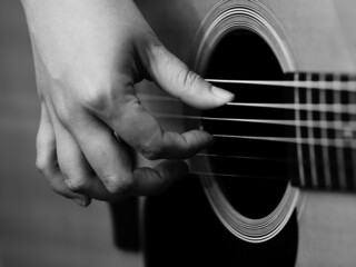アコギを弾く人の右手手元