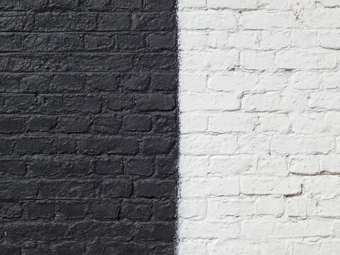 Mur de briques avec peintures bicolores noir et blanc