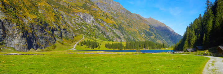 Obraz premium Schöner Bergsee in den österreichischen Alpen. Am Hintersee oberhalb von Mittersill.
