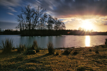 Obraz premium Sunset at a small lake with an island