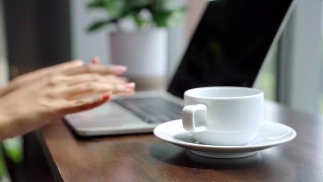 White hot coffee mugs help businessmen work continuously relieve sleepiness relieve boredom A coffee mug is placed next to a laptop computer that the businessman is working on and drink coffee