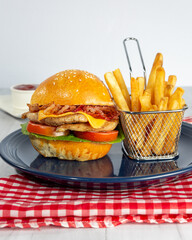 Chicken sandwich with fries - sanduche de pollo con papas fritas