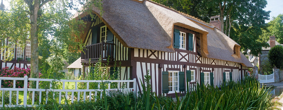 Typische normannisches Fachwerkhaus in Veules-les-Roses an der Alabasterküste der Normandie, Frankreich