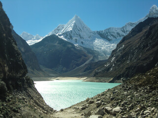 Obraz premium Crystal clear water lake in the peruvian Andes
