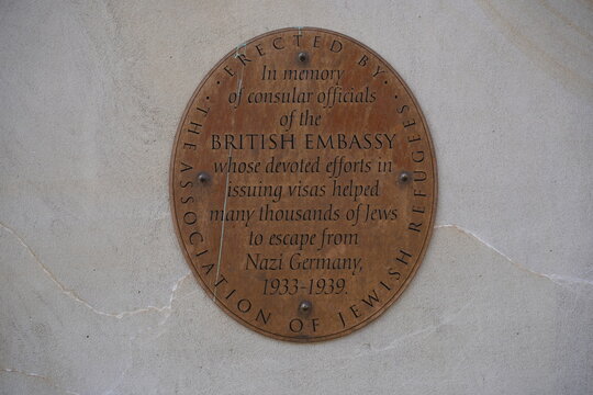 The Association of Jewish Refugees, Gedenktafel der Association of Jewish Refugees (AJR) an der Britischen Botschaft in Berlin am 21.03.2022