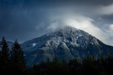 Obraz premium Mountains In The Clouds Washington PNW