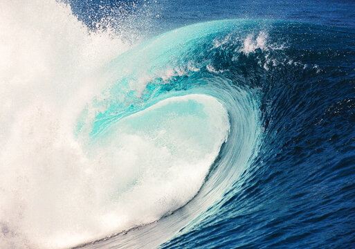 Perfect Breaking Wave on the pacific island of Tahiti