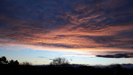 Fototapeta na wymiar Wolkenwellen bei Sonnenaufgang