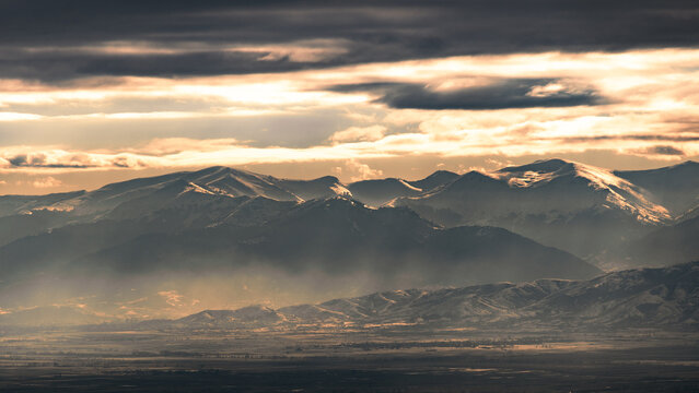 Beautiful shot of the sun shining down on snowy mountains in Prilep, Macedonia