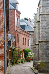 Typische Gasse neben der Kirche Saint-Martin in Veules-les-Roses an der Alabasterküste der...