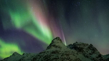 Foto op Plexiglas Ultrarealistische kleurrijke noordelijke poollichten over bergen © Pavel