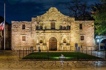 The Alamo Mission in San Antonio at night - obrazy, fototapety, plakaty