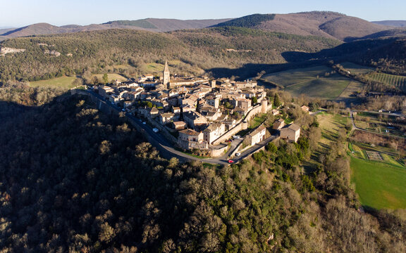 Village surplombant la vall&eacute;e